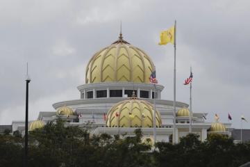 【大馬選舉】懸峙議會僵局未解 王宮明召30國陣議員