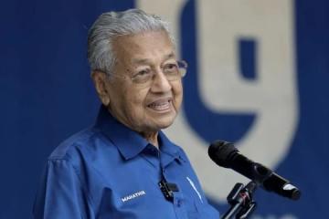 馬哈迪恭賀安華出任馬國第十任首相