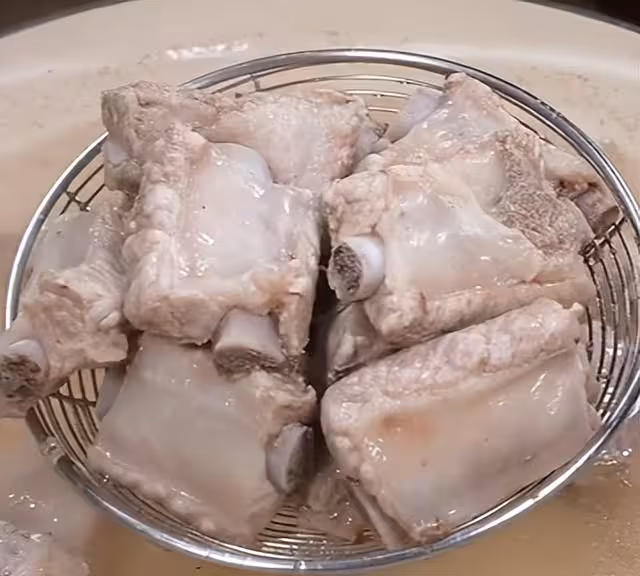 這才是紅燒排骨的家常做法，步驟詳細，軟爛脫骨，好吃到停不下來