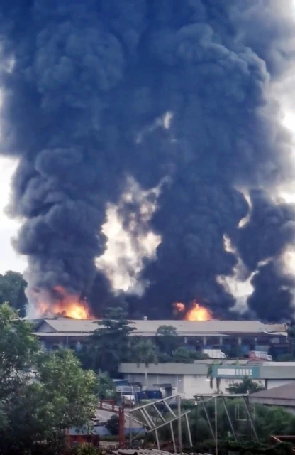 開齋節火魔光顧鋁合金工廠　濃煙直衝天際情況駭人