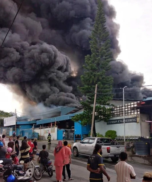 開齋節火魔光顧鋁合金工廠　濃煙直衝天際情況駭人