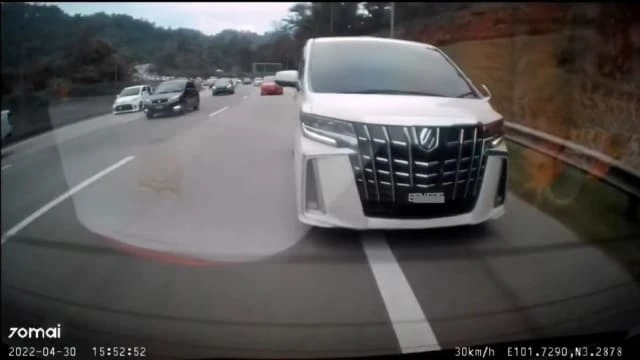 馬國路霸大道違法超車挑釁 遭警逮捕扣留所過開齋