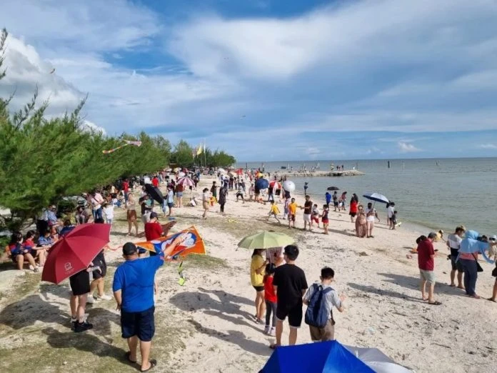 連假旅客湧入適耕莊 海鮮餐館螃蟹賣斷貨酒店民宿爆滿
