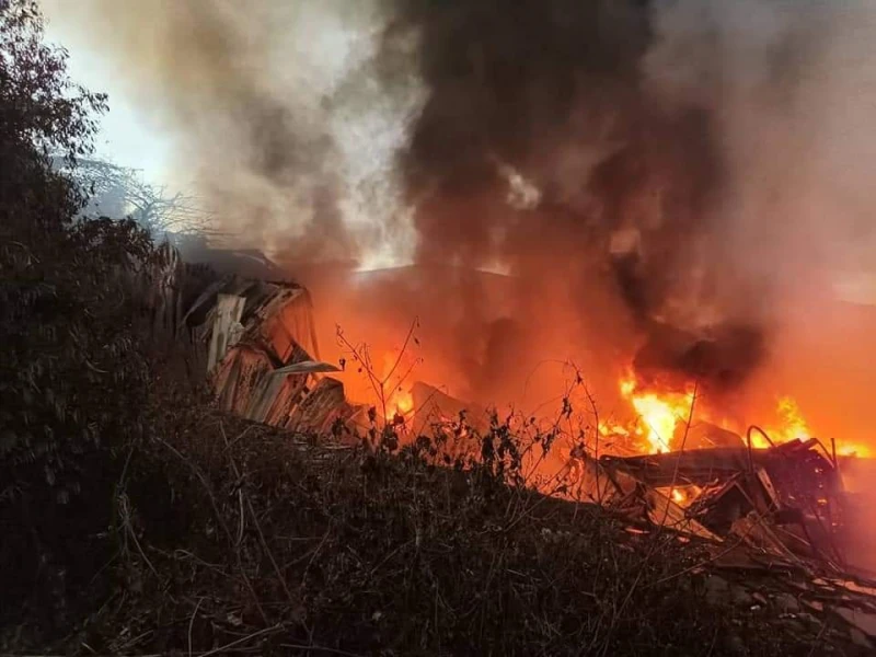 為防火苗重燃　消拯員持續往塑料加工廠洒水