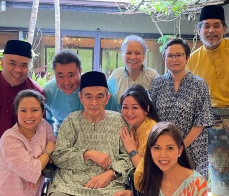 前首相阿都拉巴達威一家樂融融    歡慶開齋節