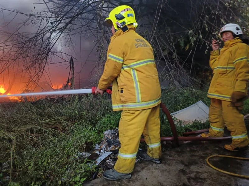 無拉港工業區火災  百人救災火勢晚上8時半受控
