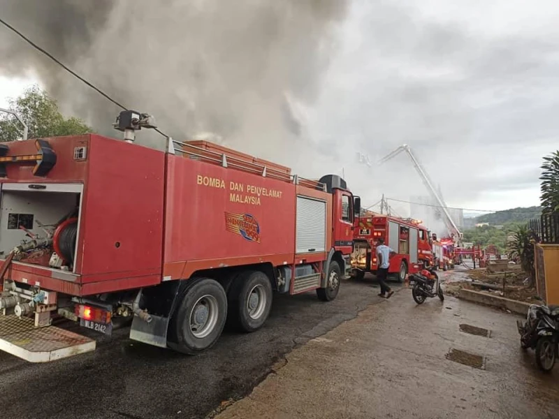 無拉港工業區火災  百人救災火勢晚上8時半受控