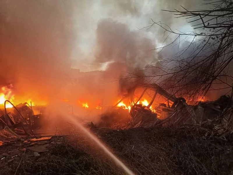 無拉港工業區火災  百人救災火勢晚上8時半受控