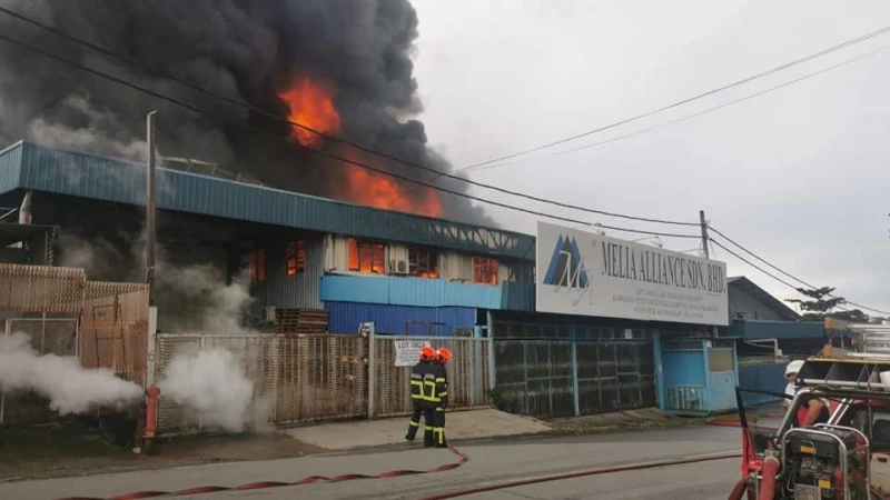 無拉港工業區火災  百人救災火勢晚上8時半受控