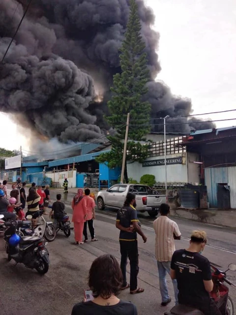 無拉港工業區火災  百人救災火勢晚上8時半受控