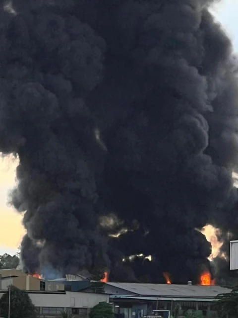 無拉港工業區火災  百人救災火勢晚上8時半受控
