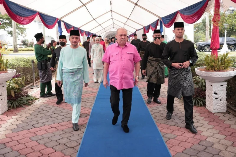 柔蘇丹攜王室成員　與柔大臣共慶開齋節