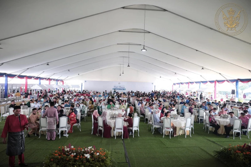 柔蘇丹攜王室成員　與柔大臣共慶開齋節