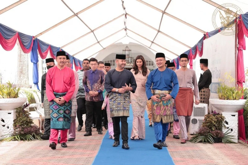 柔蘇丹攜王室成員　與柔大臣共慶開齋節