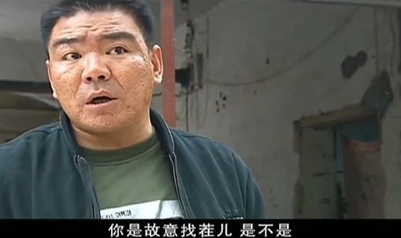 在她的婚禮上，他在一旁笑出了聲