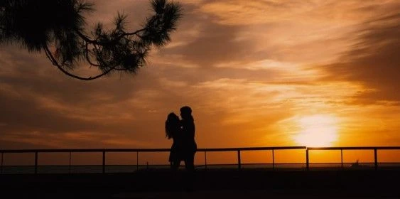 在她的婚禮上，他在一旁笑出了聲