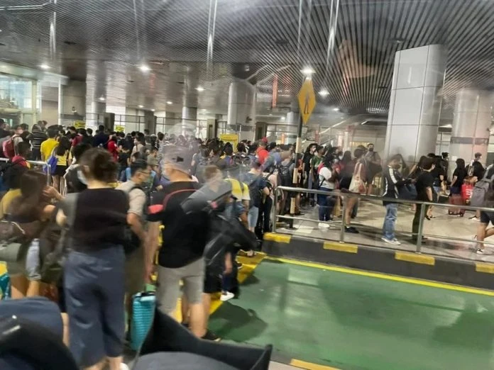 獅城連假結束 新山關卡再現通關人潮