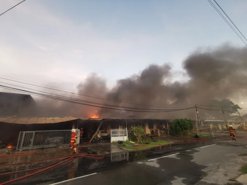 5單層排屋凌晨大火　獨居男搶救轎車疑吸入濃煙昏迷不治