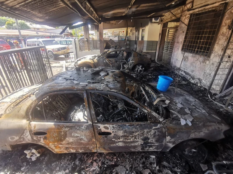 5單層排屋凌晨大火　獨居男搶救轎車疑吸入濃煙昏迷不治