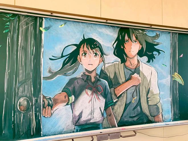 高能網友打造《鈴芽之旅》主題黑板畫