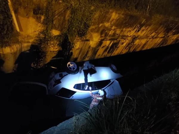 轎車失控墜溝 消拯員出動雲梯救人