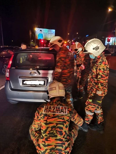 中年男自鎖車中 身體虛弱送醫