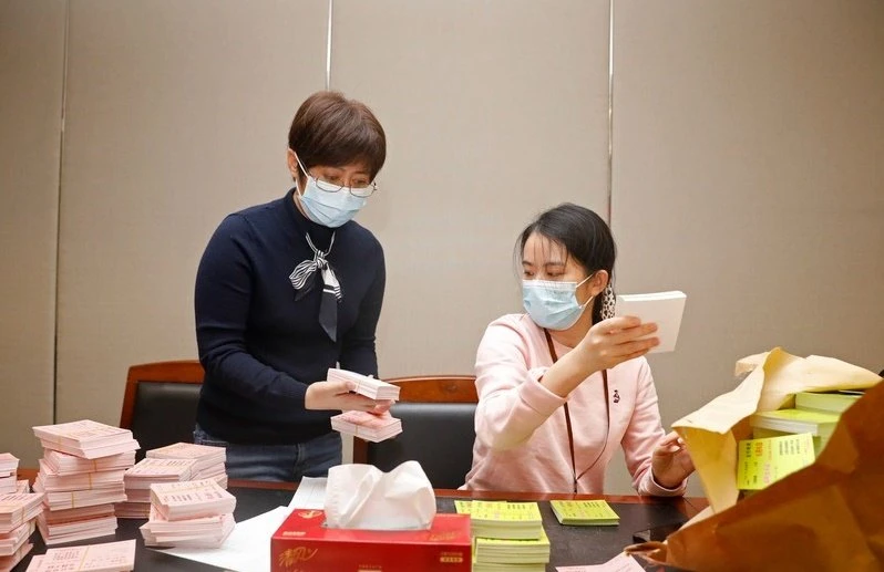 上海普陀區限行　對居民發8色通行證