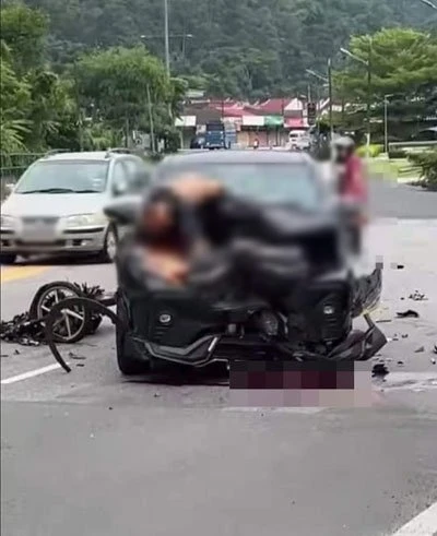 摩哆與轎車猛烈相撞　華裔騎士臥屍引擎蓋上