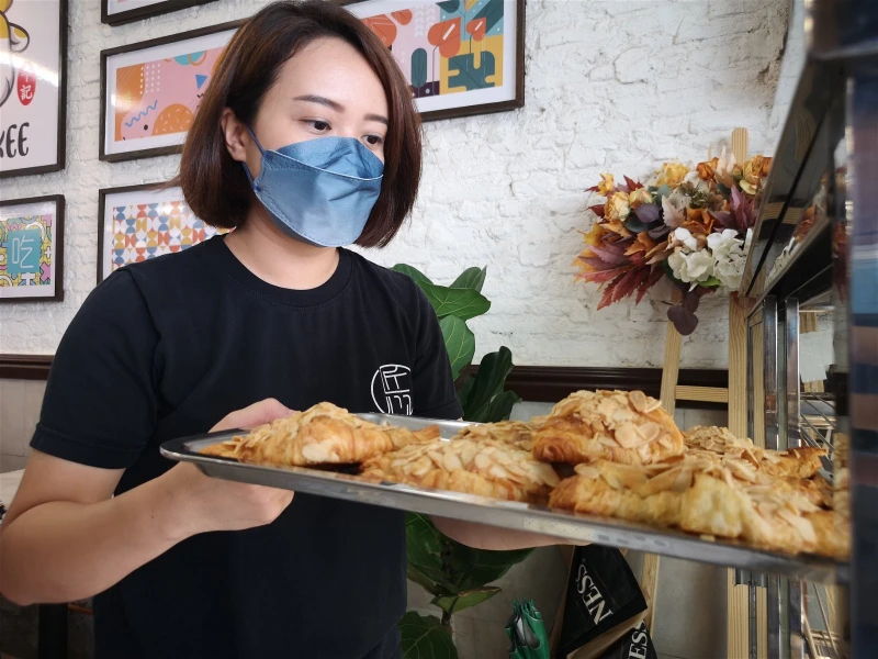 麵粉牛油樣樣漲不停　部分麵包業者「能撐就撐」