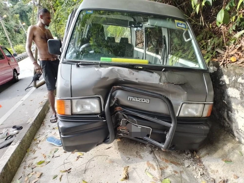 載有10人客貨車　失控撞燈柱及擋泥牆