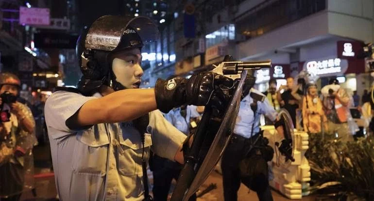 香港海關今起全面採用中式步操