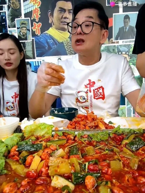 心酸！李國麟帶貨吃小龍蝦　辣到嘴唇發黑網民都心疼