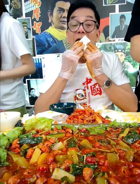 心酸！李國麟帶貨吃小龍蝦　辣到嘴唇發黑網民都心疼