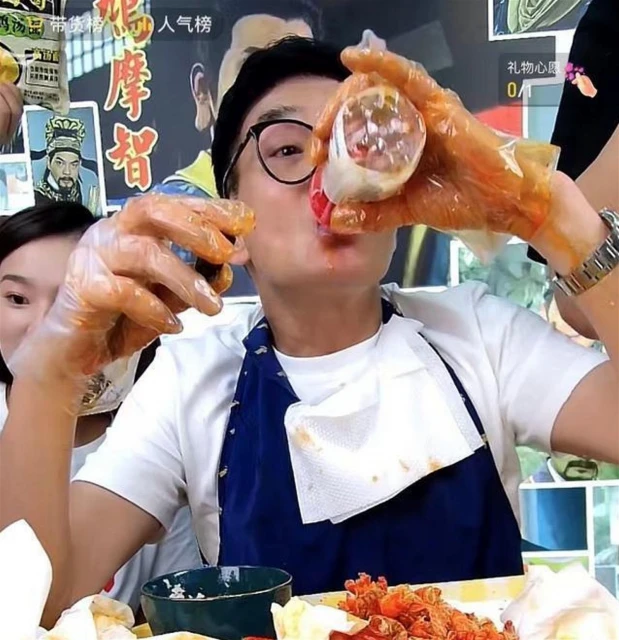 心酸！李國麟帶貨吃小龍蝦　辣到嘴唇發黑網民都心疼