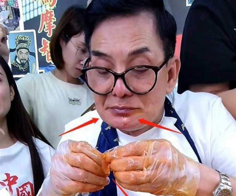 心酸！李國麟帶貨吃小龍蝦　辣到嘴唇發黑網民都心疼