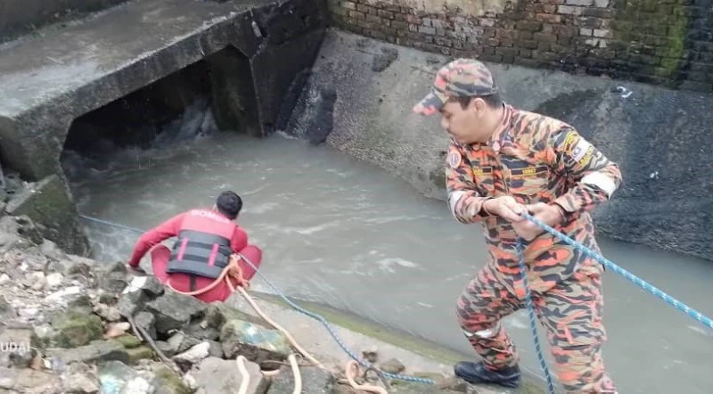 少年與友結伴踢足球　失足墜溝溺斃