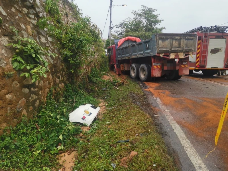 疑雨天轎車失控撞羅里　青年頭腳重創命喪山路