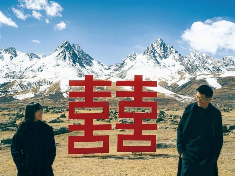 厭倦傳統的婚禮習俗　90後新婚夫妻搭「囍」旅行結婚