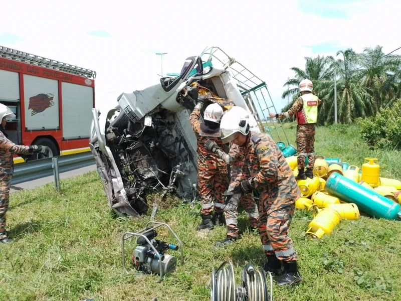 撞及路旁載電纜羅里　載煤氣桶羅里司機被夾斃
