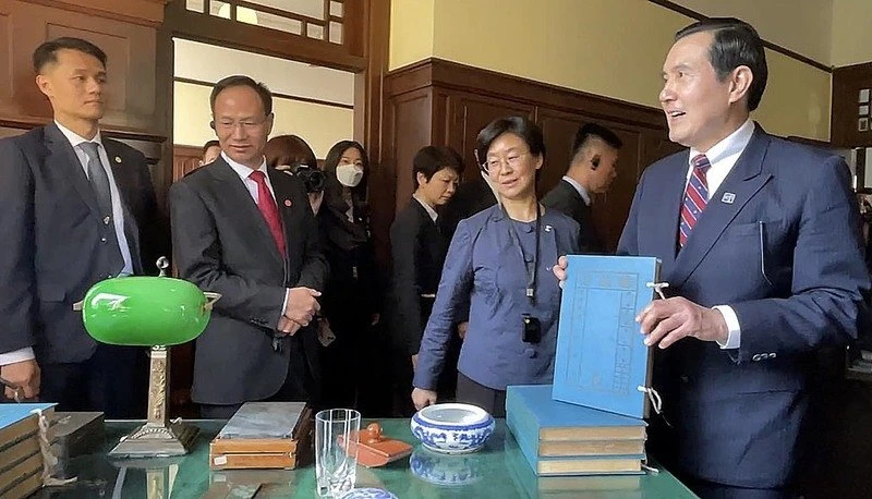 【馬英九訪問中國】赴南京總統府參觀　大批民眾爭睹贊「本人比電視上好看」