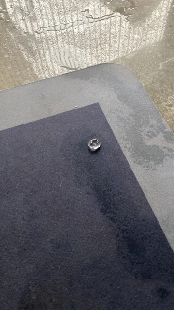 屋頂發出叮叮咚咚響聲　雪隆多區午後下起冰雹