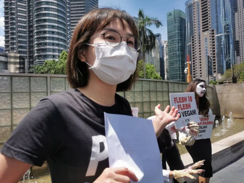 PETA扮喪屍街頭舉牌反肉食　「吃肉猶如喪屍吃人肉般血淋淋」