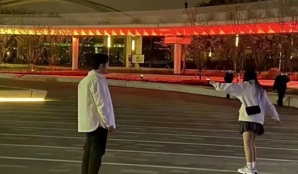 首張高清合照曝光　疑黃曉明甜蜜陪葉珂玩滑板