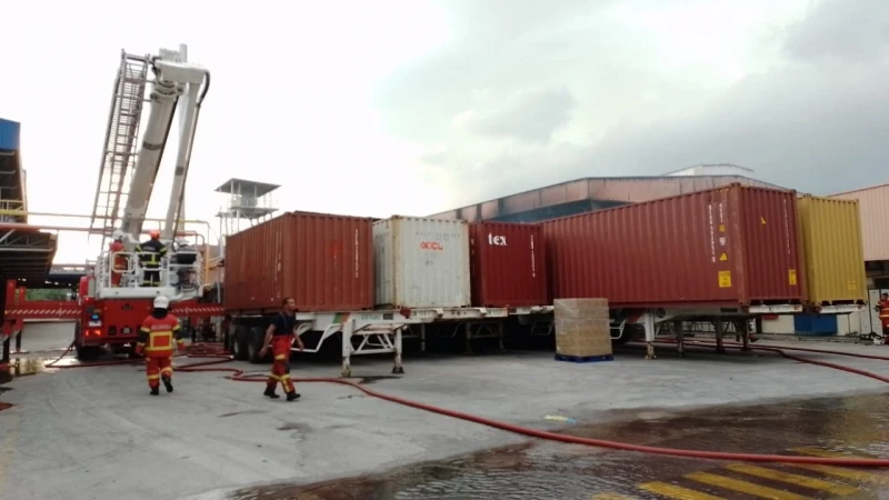 手套製造廠發生火患　濃煙滾滾數十里可見