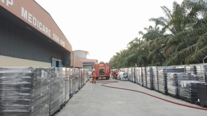 手套製造廠發生火患　濃煙滾滾數十里可見