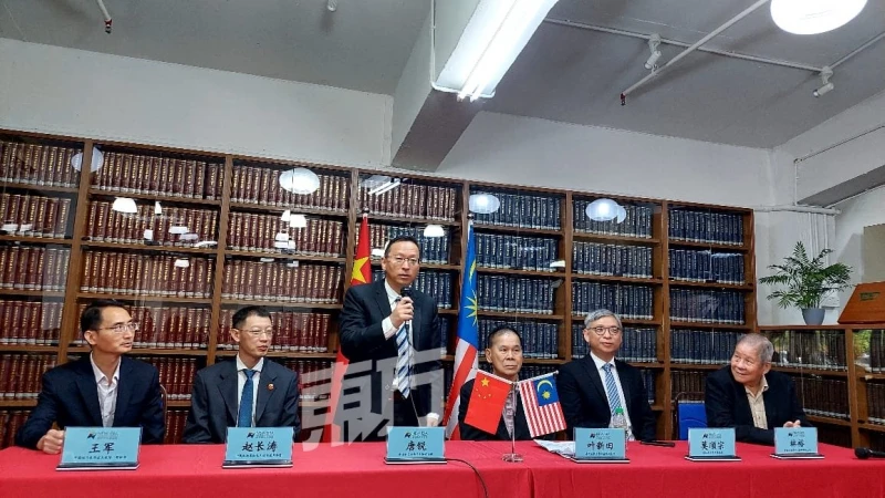 唐銳禮貌拜會新紀元大學學院　大讚大馬華文教育質量高