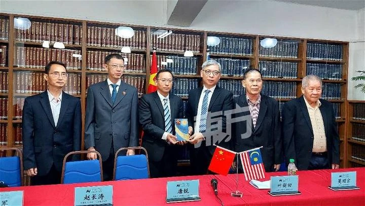 唐銳禮貌拜會新紀元大學學院　大讚大馬華文教育質量高