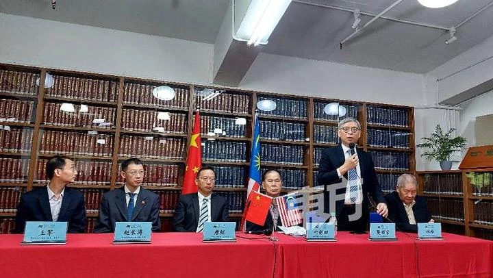 唐銳禮貌拜會新紀元大學學院　大讚大馬華文教育質量高