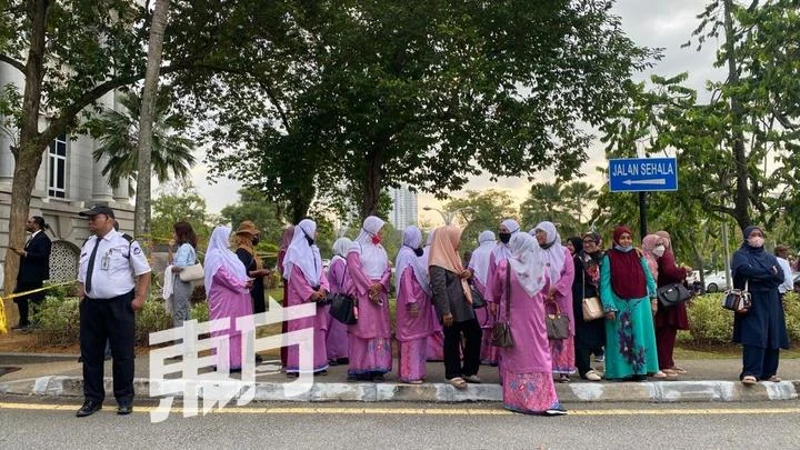 納吉SRC案司法審核今裁決　數十名支持者一早現身法院聲援Bossku