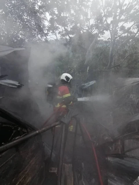 修車廠失火2轎車被燒毀　毗鄰住家也受波及